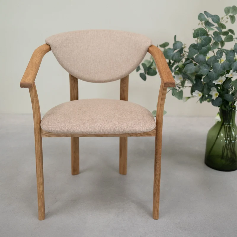 Confezione da 2 o 4 sedie da pranzo Alexis, struttura in rovere massiccio, rivestimento beige | NordicStory