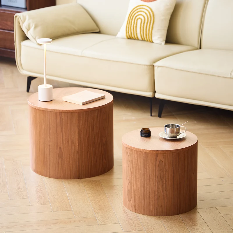 YATOMI - Set de 2 tables basses rondes en bois massif foncé avec rangement