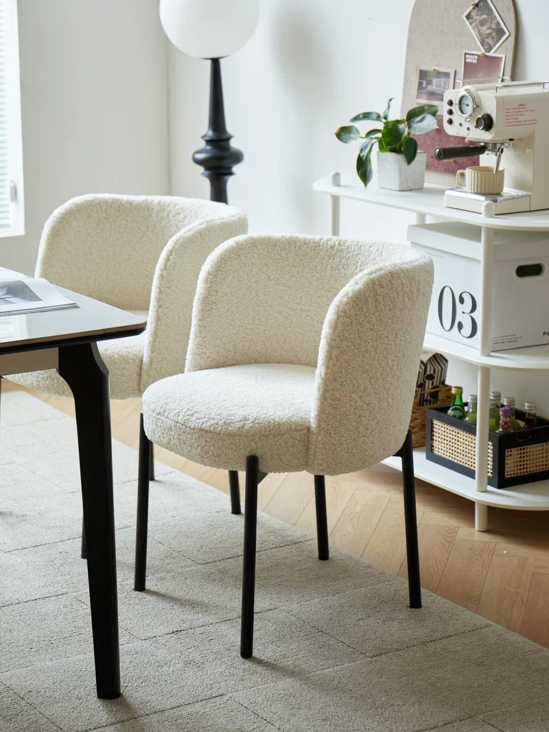 GRIMSTAD - Lot de 2 chaises scandinaves en métal et bouclettes blanches