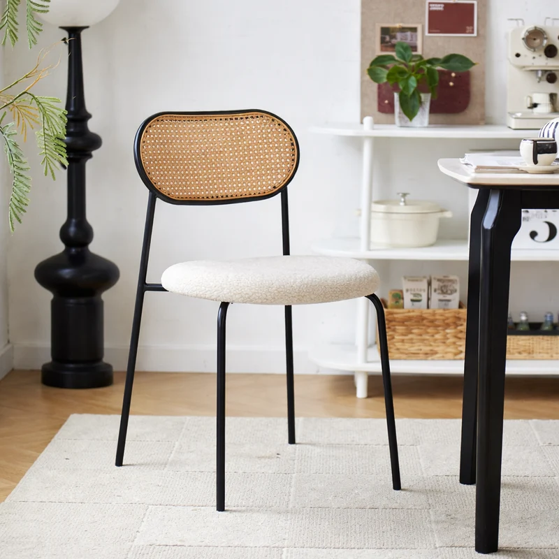 OREBRO - Lot de 2 chaises en métal et cannage avec assise en bouclettes blanches