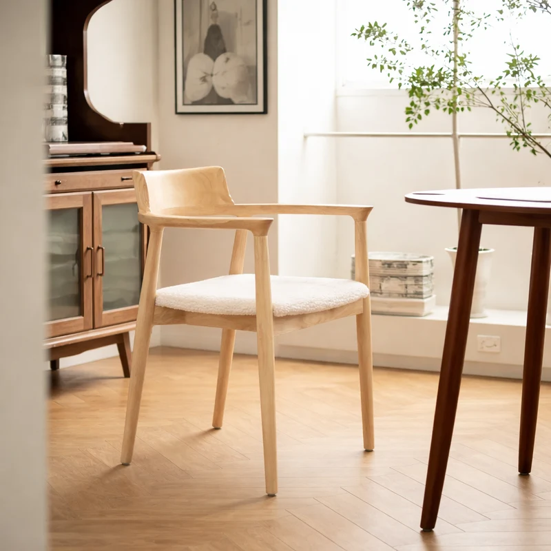 CORDOBA - Lot de 2 chaises en bois massif avec accoudoirs et bouclettes blanches