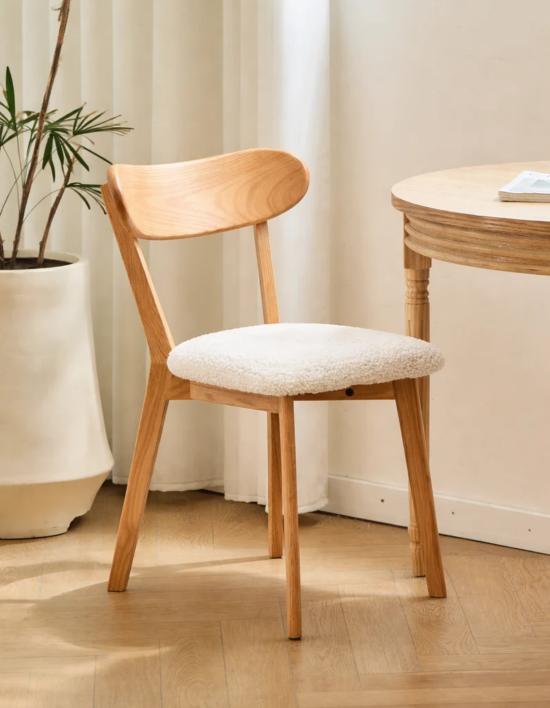 VITORIA - Lot de 2 chaises en bois massif et bouclettes blanches