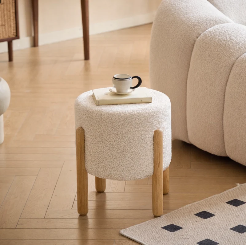 BOHOL - Pouf en bouclettes blanches et pietements en bois