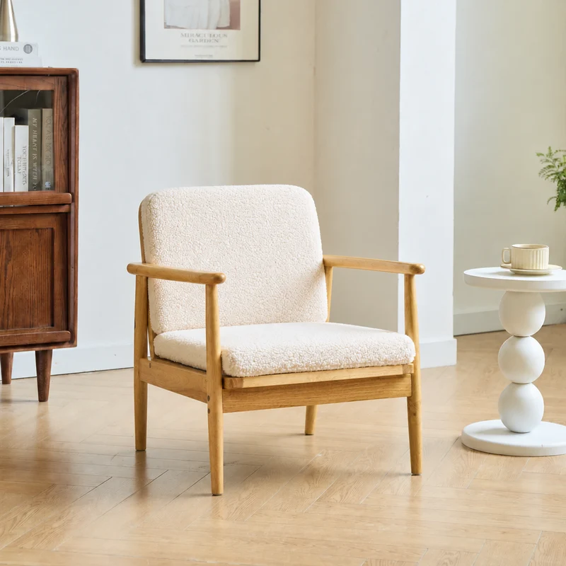 SURABAYA - Fauteuil de salon en bois massif et bouclettes blanches