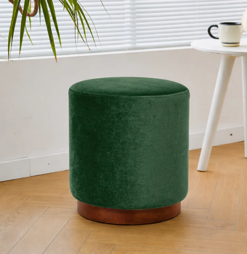 SOKA - Pouf en velours vert et base en bois