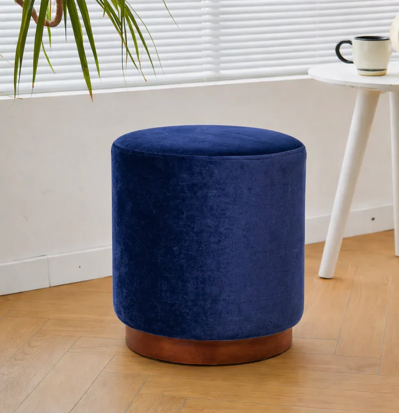 SOKA - Pouf en velours bleu et base en bois